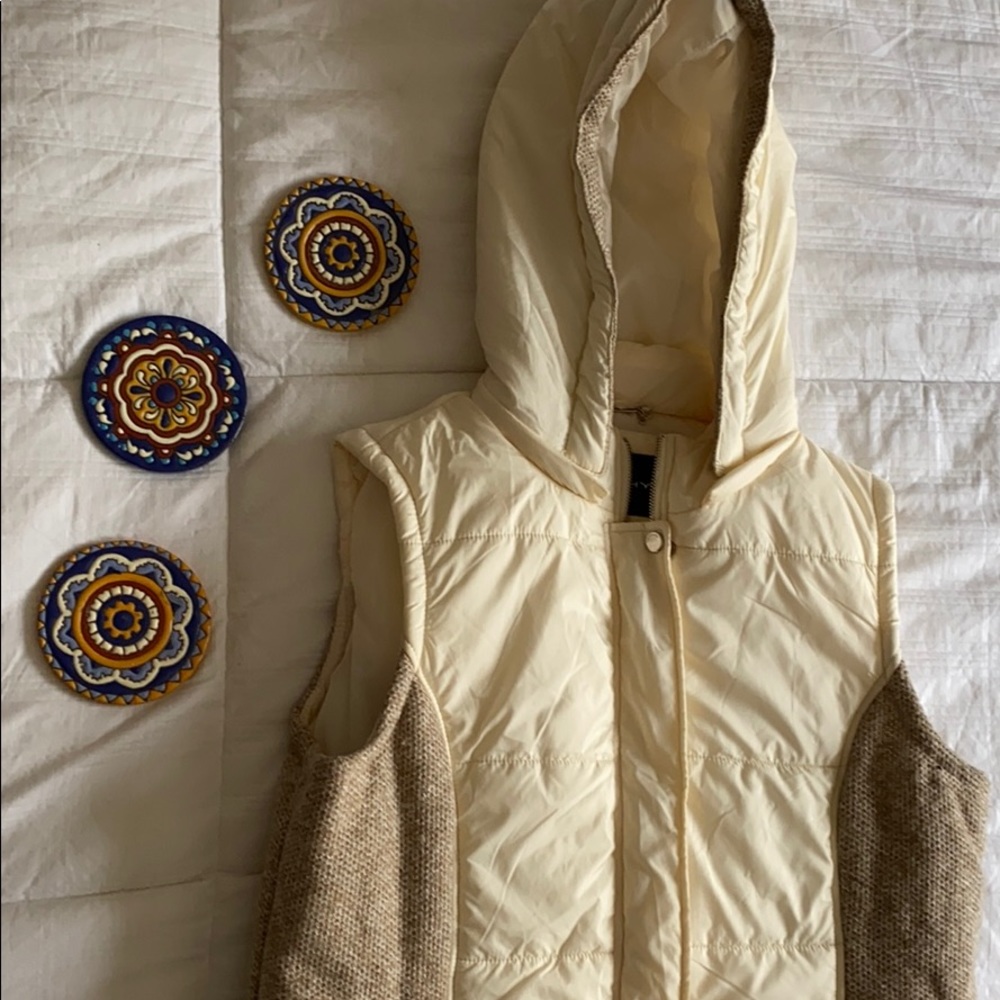 Davinchy brand puffy vest with hood